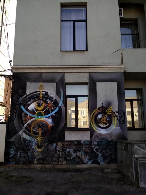 Фотофакт: стену одного из домов в Александровском районе Запорожья украсили огромными часами