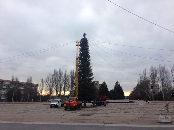 Фотофакт: Запорожье продолжается монтаж главной новогодней елки