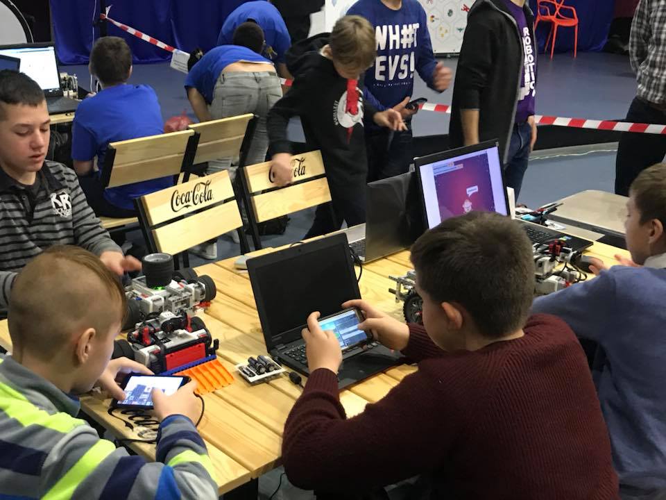 В Запорожье прошел детский региональный турнир по робототехнике (Фото)