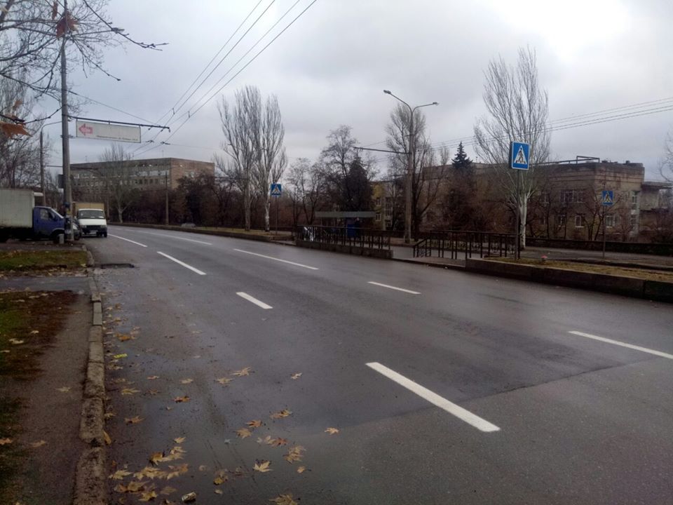 Запорожские коммунальщики забыли нарисовать “зебру” на опасном пешеходном переходе (Фото)