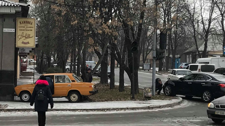ДТП в Александровском районе Запорожья: легковушку откинуло на тротуар (Фото)