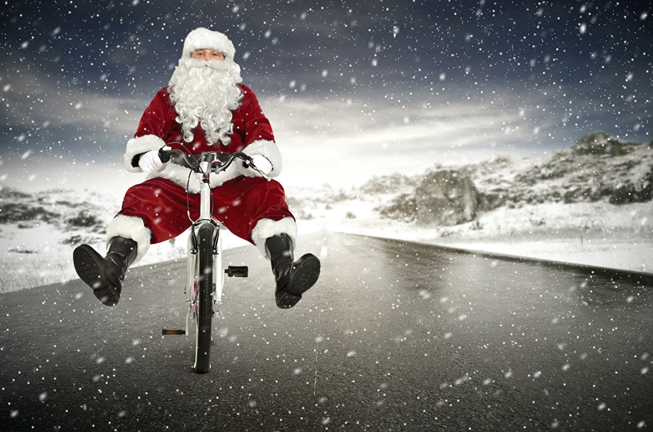 По Запорожью на велосипедах катаются Деды Морозы