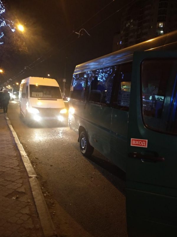 В Запорожье на проспекте столкнулись два маршрутных такси (Фото)