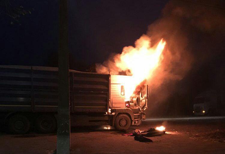 На автодороге “Запорожье-Донецк” по неизвестной причине загорелась фура (Фото)