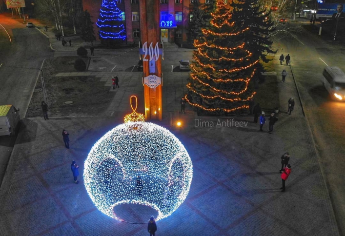 В сети показали огромную светящуюся елочною игрушку в Запорожской области с высоты (Фото)