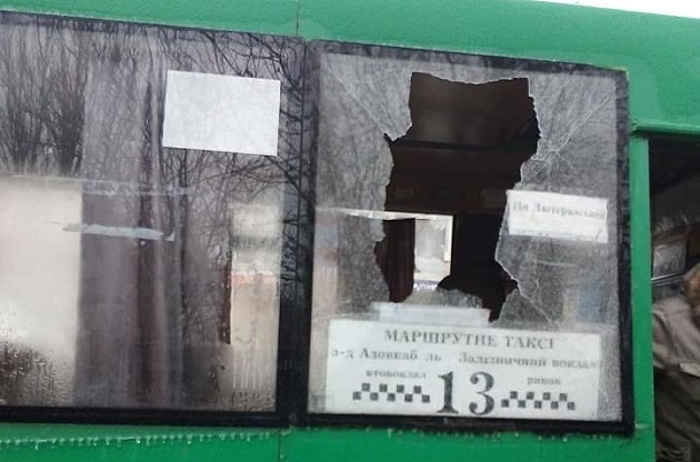 На запорожской курорте осколок льда разбил стекло в городской маршрутке (Фото)