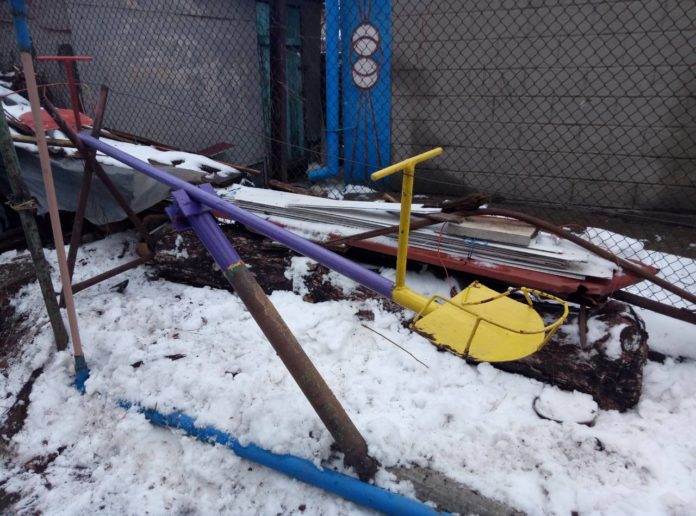 Фотофакт: в Запорожской области вандалы разокрали детскую площадку