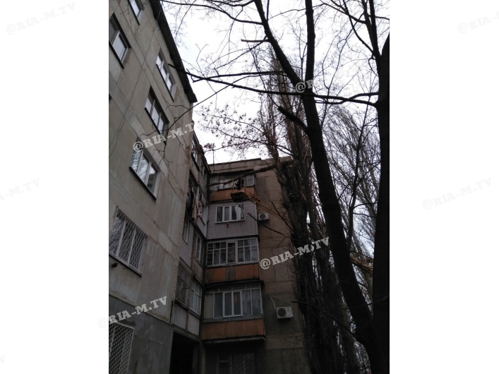 В Запорожской области ветер повалил часть дерева на балкон жилого дома (Фото)