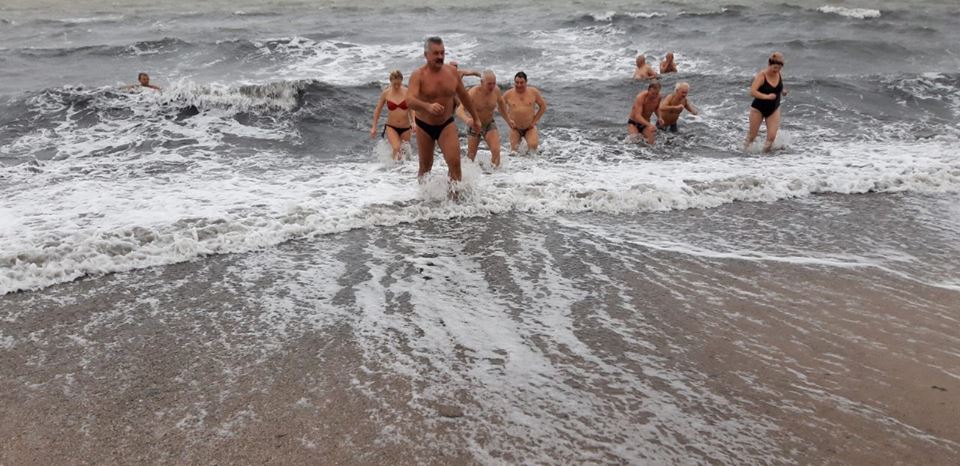 Экстремалы из Запорожской области поплавали в штормящем море (Фото)