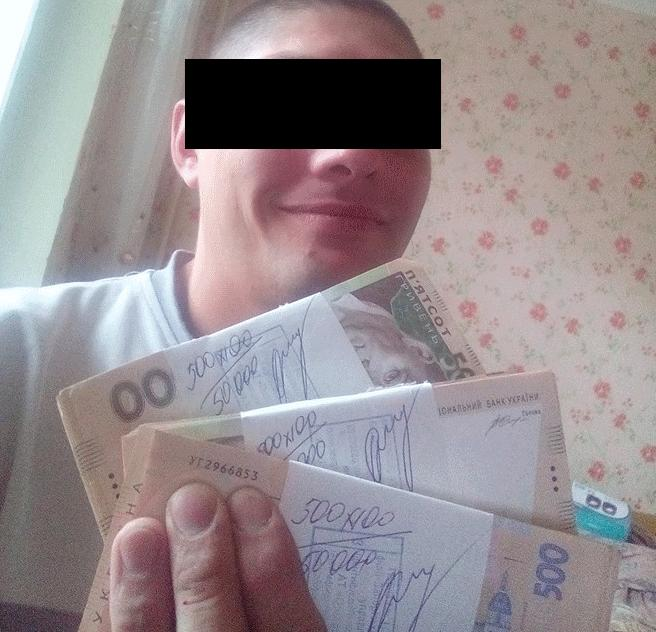 Житель Запорожья публиковал в сети фото с деньгами и был обворован