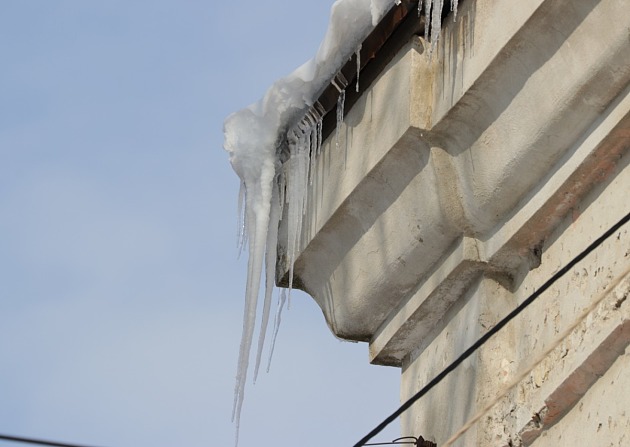 Осторожно, сосульки: в Запорожской области за ледяную угрозу над головами горожан будут штрафовать (Фото)