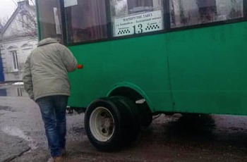 В Запорізькій області маршрутка під час руху “загубила” колесо