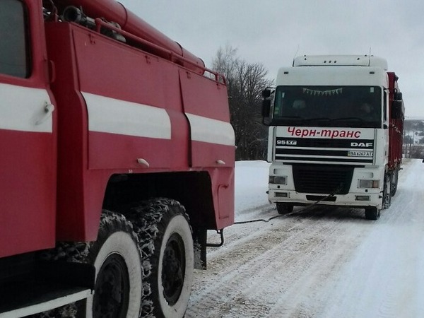 На запорожской трассе застряли три грузовика
