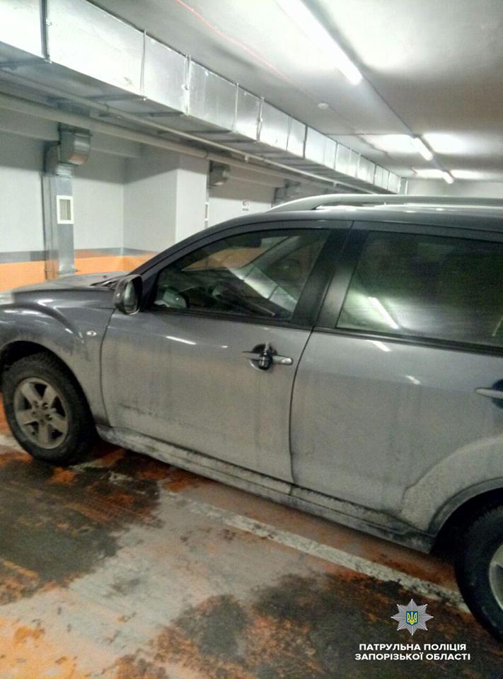 Неудачная шутка: жителю Запорожья оставили на двери автомобиля учебную гранату (фото)