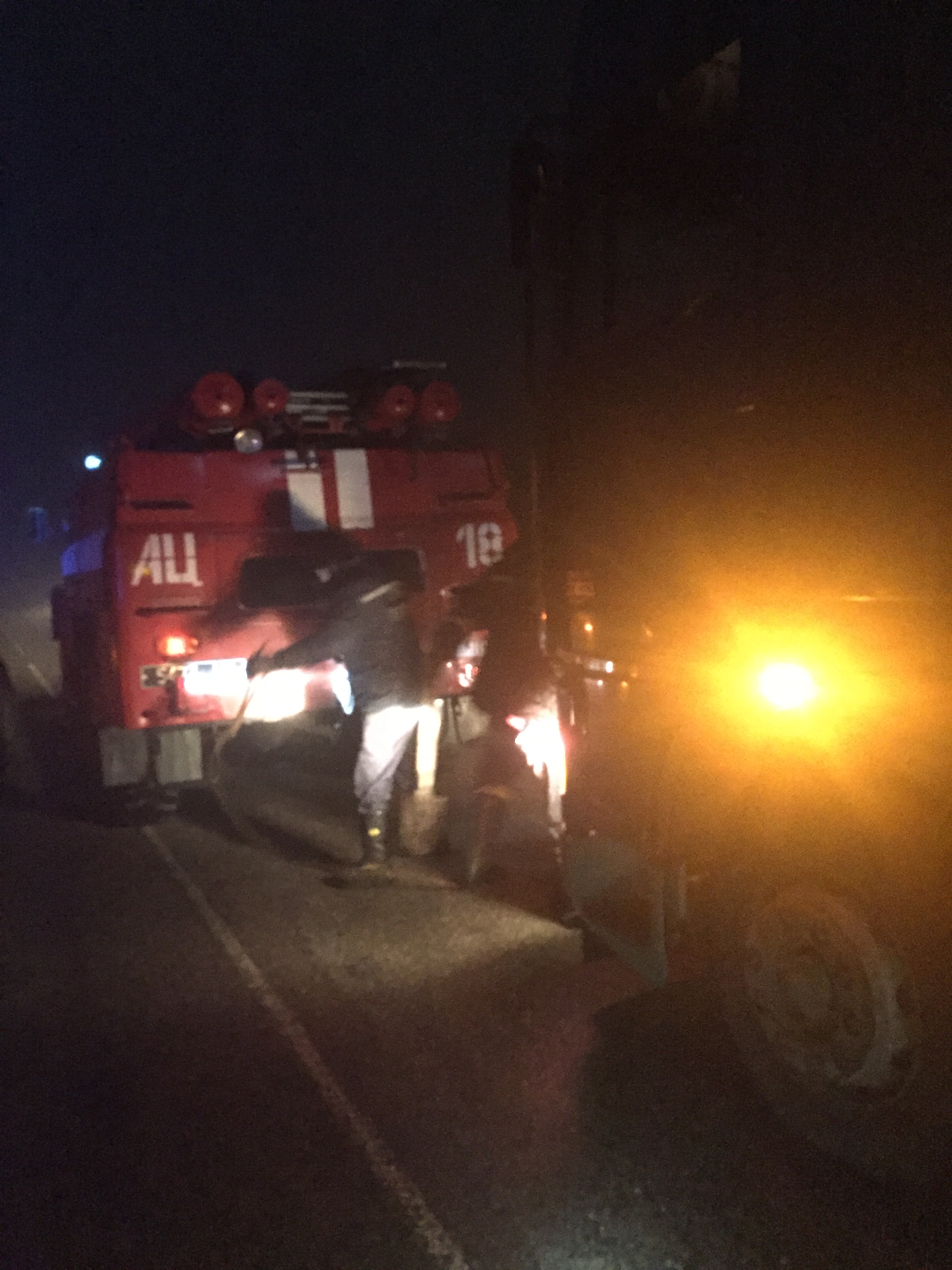 В Запорожской области бойцы ГСЧС вытаскивали скорую помощь и грузовик  (фото)