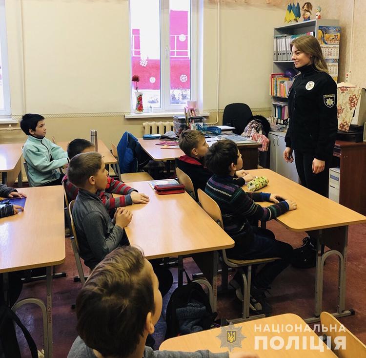 Дети в Запорожской области послушали учебные лекции от ювенальной полиции (фото)