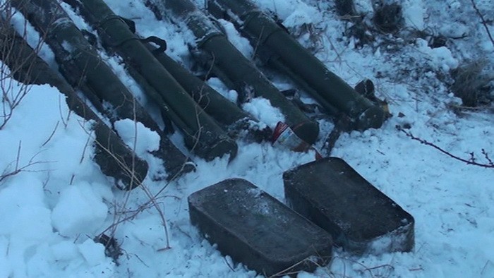 В Запорожской области на трассе обнаружили тайник с оружием (фото)