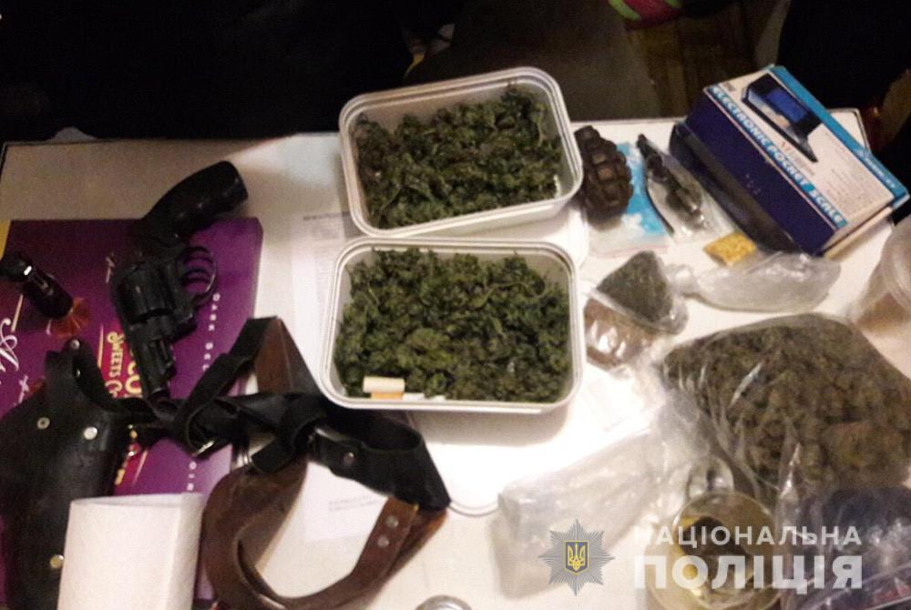 Запорожская полиция  нашла при обыске и изъяла 280 грамм наркотика и оружие