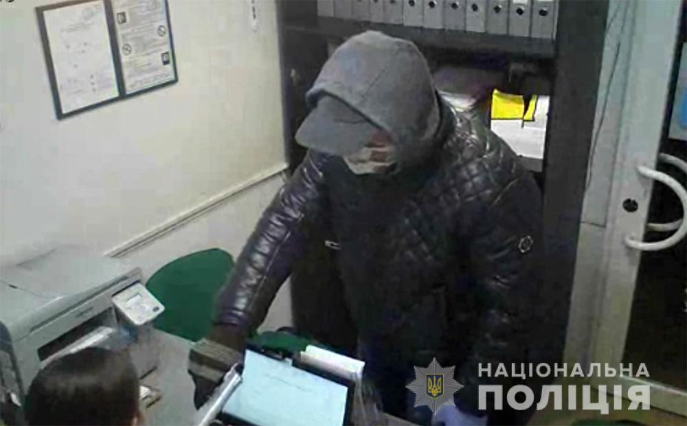 У Запоріжжі упіймали чоловіка, який з пістолетом пограбував пункт видачі кредитів (фото)