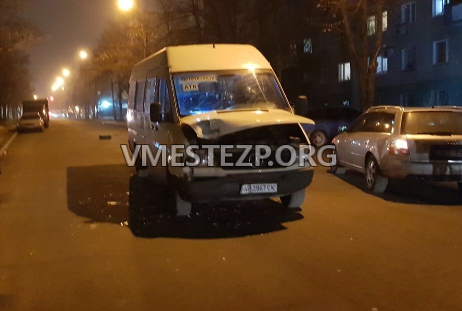 СМИ: в Запорожье в ДТП попало маршрутное такси (Фото)