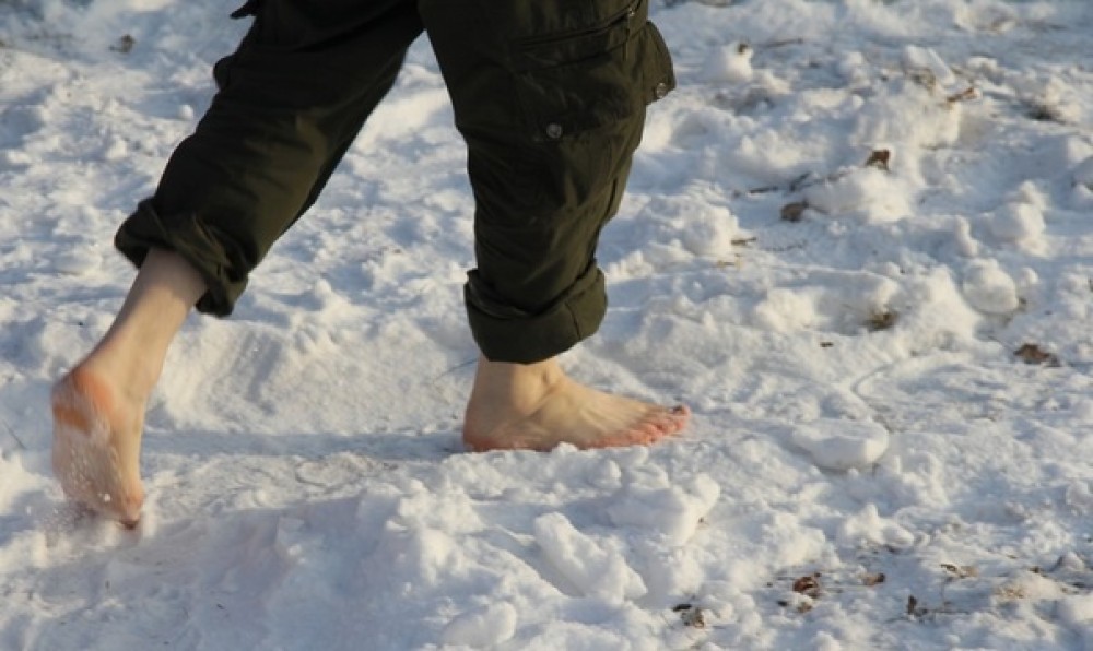 Босиком по снегу: жители Запорожской области передают друг другу зимнюю эстафету (Фото, видео)