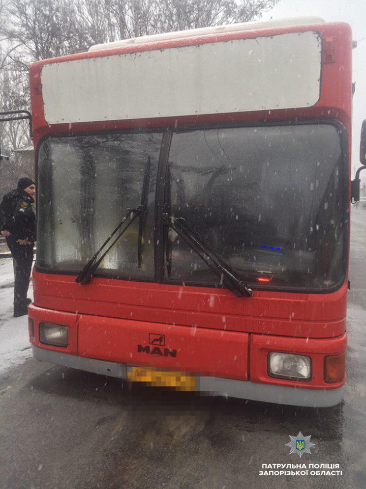 В Запорожье злоумышленник ограбил водителя автобуса, когда тот ремонтировал транспорт (Фото)