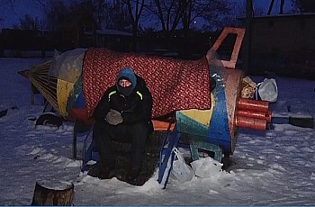 Житель Запорожской области потерялся в другом городе и живет на детской площадке: разыскиваются родственники (Фото)