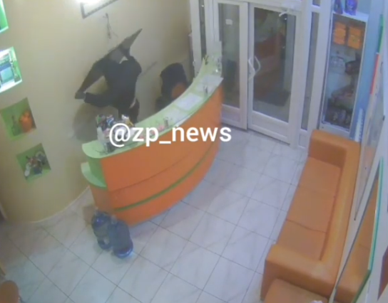 Грабители в масках вынесли с одного из фитнесс клубов Запорожья плазму: запись с камеры видеонаблюдения попала в сеть (Видео)