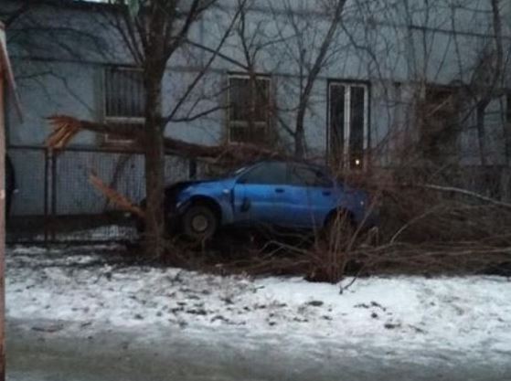 В Шевченковском районе Запорожья автомобиль слетел с проезжей части: водителю стало плохо (Фото)