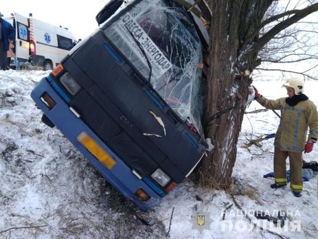 Автобус, который вез пассажиров в Запорожскую область, слетел с трассы: пострадало несколько человек (Фото)