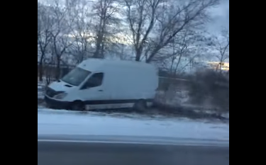 В Запорожской области микроавтобус съехал с трассы (Видео)