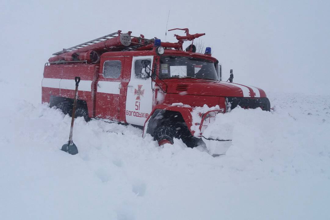 За сутки запорожские спасатели освободили из снежного плена 20 человек и 14 единиц техники (Фото)