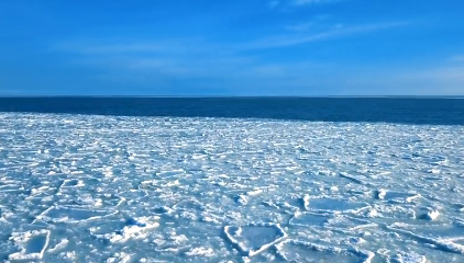 Сеть покорил впечатляющий ролик замерзающего моря на запорожском курорте (Видео)