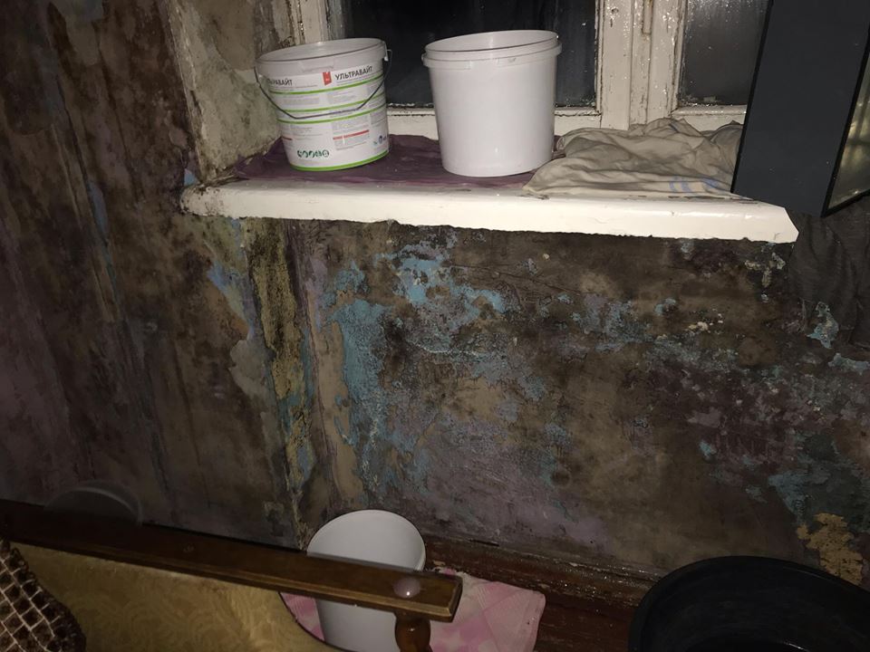 Фотофакт: жители семейного общежития в центре Запорожья продолжают дышать сыростью и боятся очередного дождя