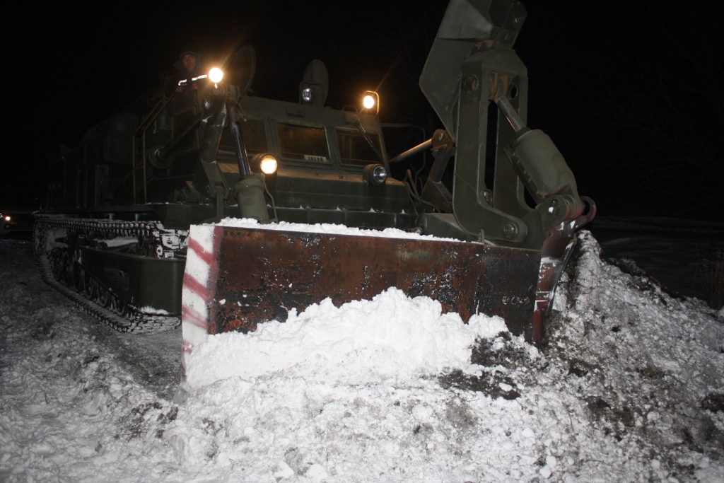 Дороги Запорожской области от снежных завалов расчищал танк (Фото)