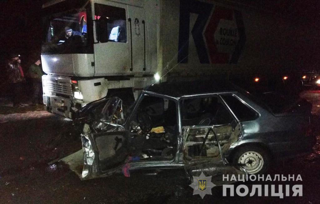 В Запорожской области в результате столкновения с фурой погиб водитель легковушки (Фото)