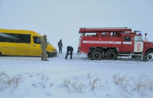 Пассажирский автобус «Бердянск-Запорожье» застрял в снежном заносе (Фото)