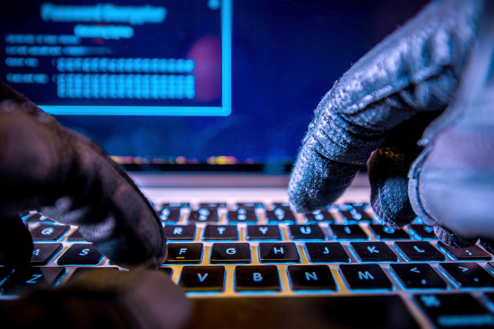 Хакеры из Запорожской области получали доступ к конфиденциальной информации пользователей интернета и продавали ее через закрытые форумы (Фото)
