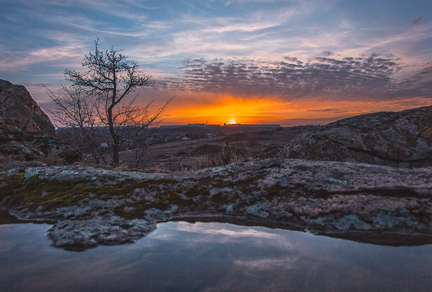 “Январь уходит красиво”: запорожский фотограф поделился впечатляющими снимками заката на Хортице (Фото)