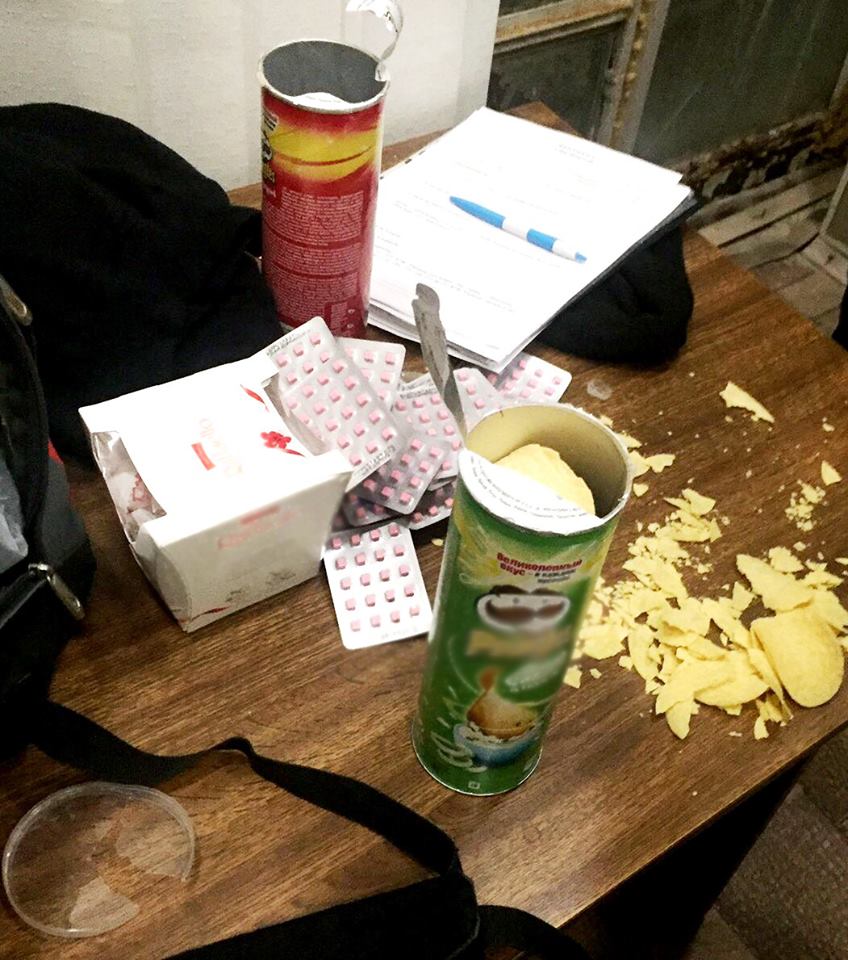 Пассажир рейса “Запорожье-Минск” спрятал в упаковку картофельных чипсов сильнодействующие лекарственные средства: его задержали (Фото)