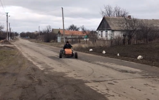 Парень из Запорожской области сделал из коляски старого мотоцикла “чудо мото квадроцикл” (Фото, видео)