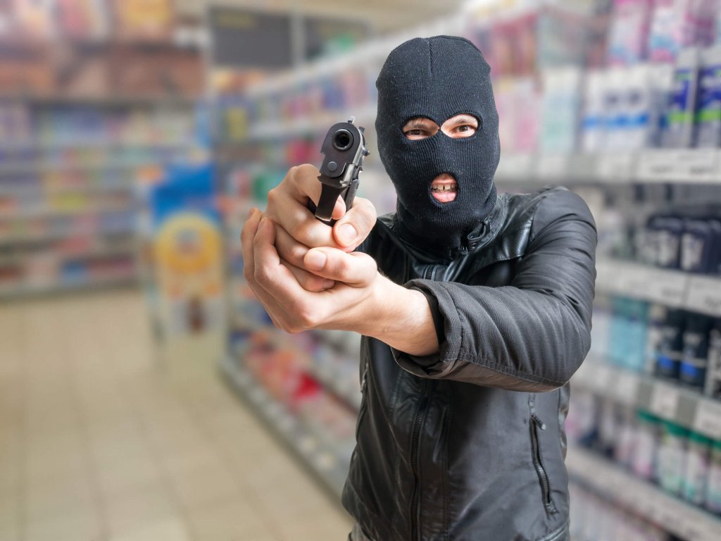 В одной из аптек Запорожской области мужчина с пистолетом завладел сильнодействующим обезболивающим средством (Фото)