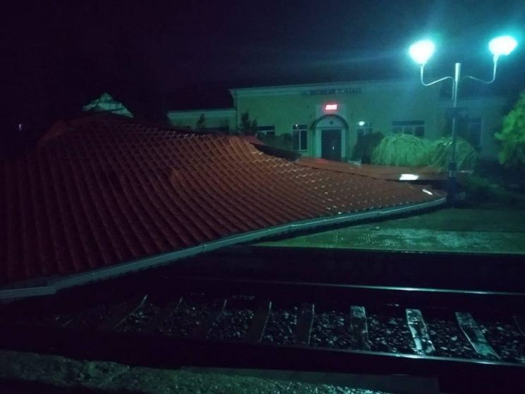 В Токмаке порыв ветра сорвал крышу и забросил ее на железнодорожный путь