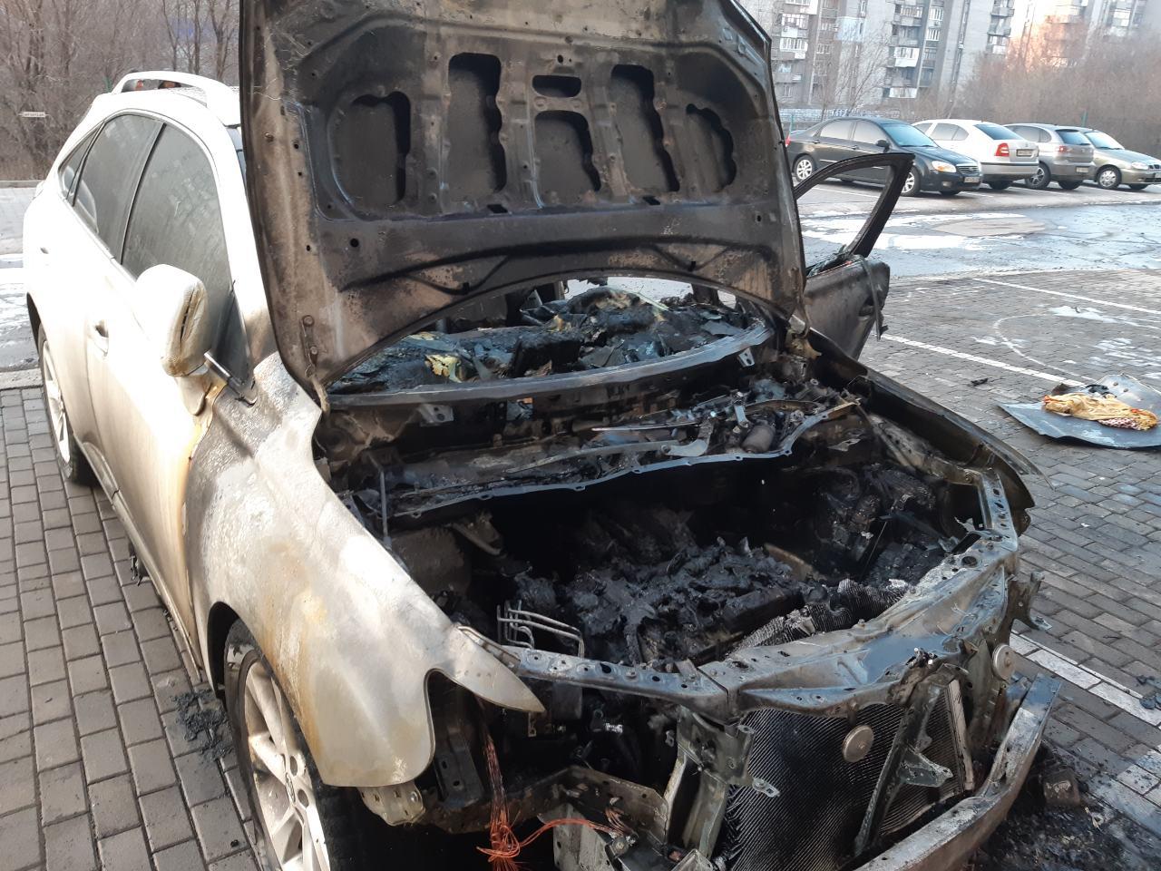 В Запорожье подожгли иномарку: повреждены рядом стоящие авто (Фото, видео)