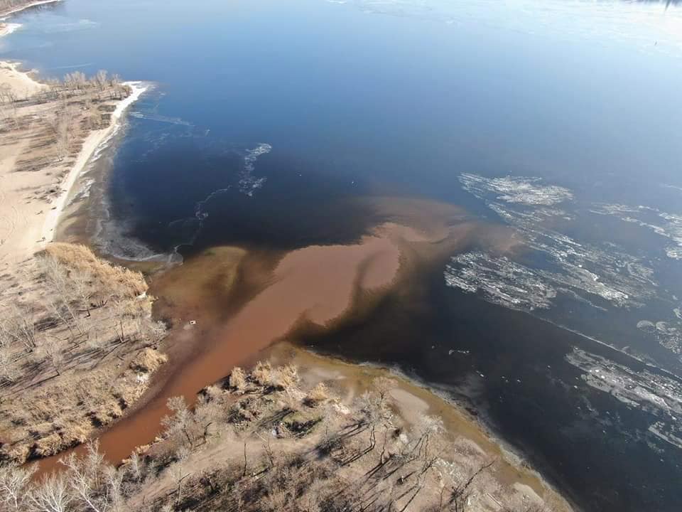 Фотофакт: у Запоріжжі у Дніпро зливають воду забруднену промисловими відходами
