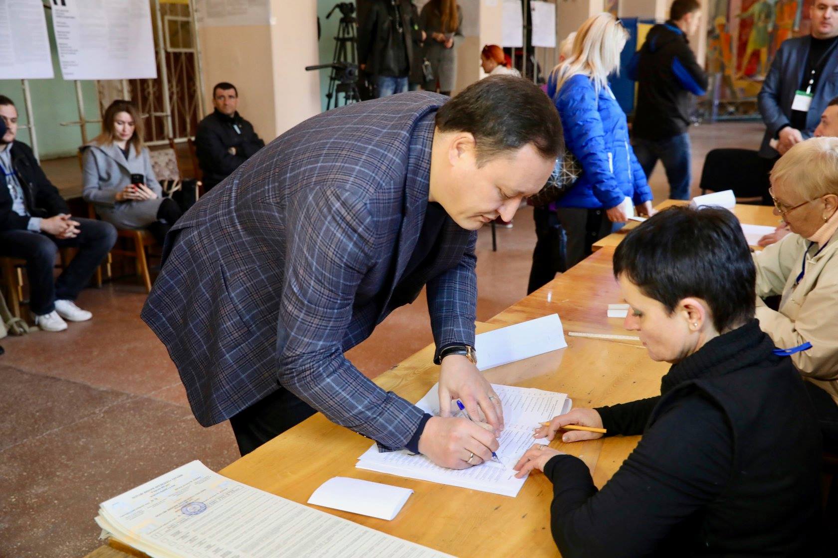 Як у Запоріжжі проголосував очільник області Костянтин Бриль – фото
