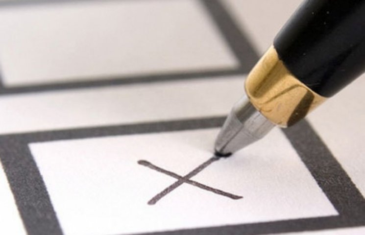У Запоріжжі член виборчої комісії від одного з кандидатів видавав голосуючим по 10 бюлетенів