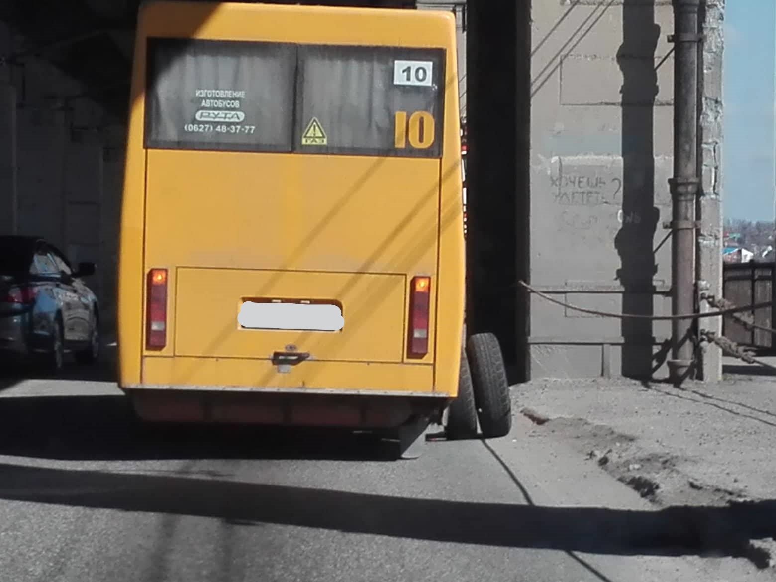 В Запорожье маршрутное такси на ходу “потеряло” колесо (Фото)
