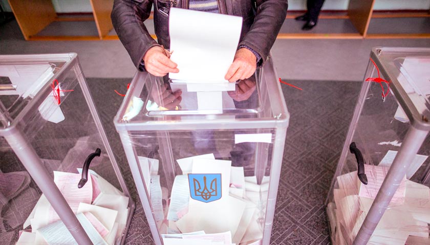 Близько тисячі внутрішньо переміщених осіб з Криму та Донбасу, що живуть у Запорізькій області, вже змінили місце голосування: процедура триває