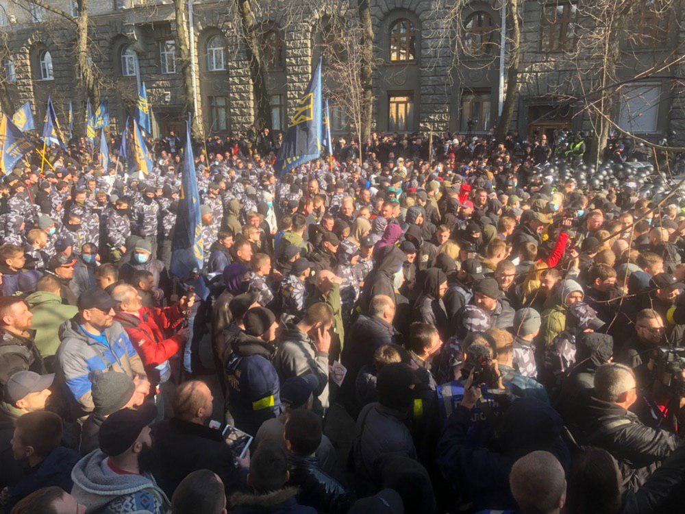 Сегодня в Киеве протестующие под флагами “Нацкорпуса” и “Нацдружин” прорвались на Банковую. Произошли стычки с правоохранителями (ВИДЕО)